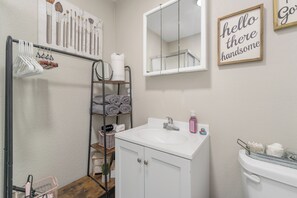 Shower, hair dryer, towels, soap - Centrally Located Near Downtown W/ In Unit W&D! (Wichita)