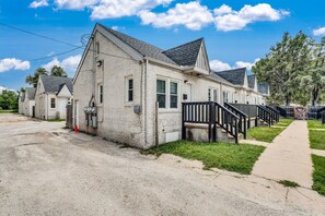 Exterior - Centrally Located Near Downtown W/ In Unit W&D! (Wichita)