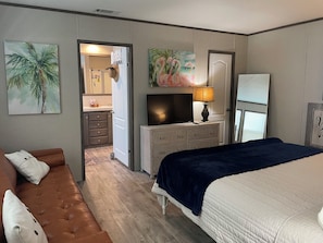 3 bedrooms, desk, iron/ironing board, free WiFi