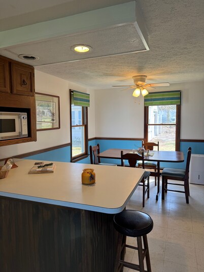 LAKE VIEW!!! Amazing sunsets! Charming 2-bedroom house in beautiful Conneaut.