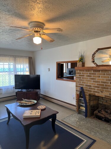 LAKE VIEW!!! Amazing sunsets! Charming 2-bedroom house in beautiful Conneaut.