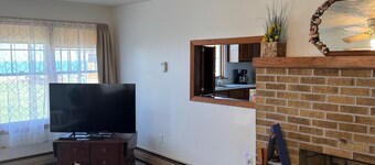 LAKE VIEW!!! Amazing sunsets! Charming 2-bedroom house in beautiful Conneaut.