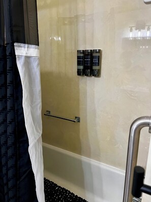 Serviettes fournies, savon, shampooing, papier de toilette