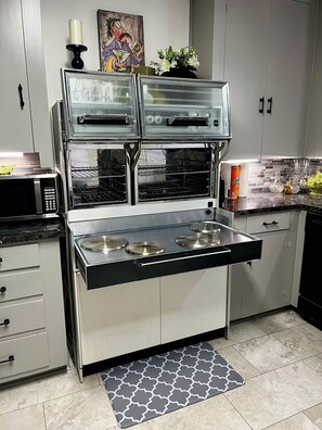 Een koelkast, een microgolfoven, een oven, een kookplaat