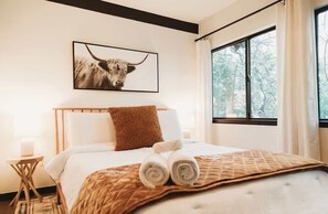 3 bedrooms, iron/ironing board, travel cot, WiFi - Old Creek Cabin, by @To_Dwell_Here (Lake Arrowhead)