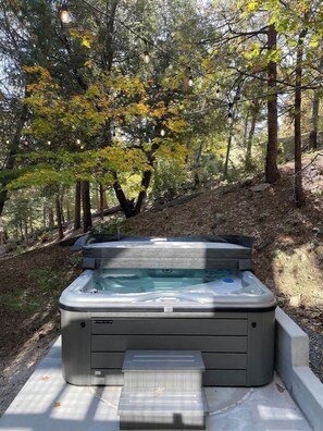 Outdoor spa tub - Old Creek Cabin, by @To_Dwell_Here (Lake Arrowhead)