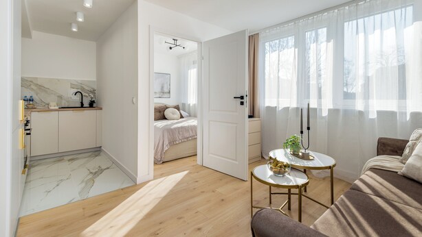 Een modern appartement met een keuken, een eethoek en een zithoek.
