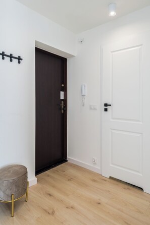 Departamento superior, vista a la ciudad | Área de sala de estar | Smart TV de 42 pulgadas con canales por cable y Netflix