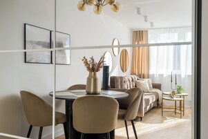 Apartamento superior, vistas a la ciudad | Zona de estar | Smart TV de 42 pulgadas con canales por cable, Netflix