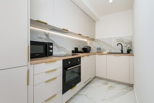 Refrigerador con freezer, microondas, horno, placa de cocina