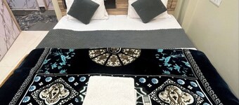 Spacious 6-bedroom house with WiFi, AC in enchanting Varanasi