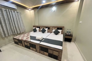 6 bedrooms, free WiFi - Spacious 6-bedroom house with WiFi, AC in enchanting Varanasi (Varanasi)