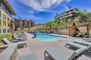 A heated pool - Lift 102 -ski in/out (30 sec. walk, patio to lift) (Park City)
