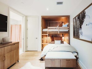 2 bedrooms, iron/ironing board, WiFi, bed sheets - Lift 102 -ski in/out (30 sec. walk, patio to lift) (Park City)