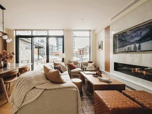 Télévision, cheminée, baby-foot