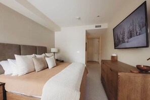 2 bedrooms, iron/ironing board, WiFi, bed sheets - Lift 102 -ski in/out (30 sec. walk, patio to lift) (Park City)
