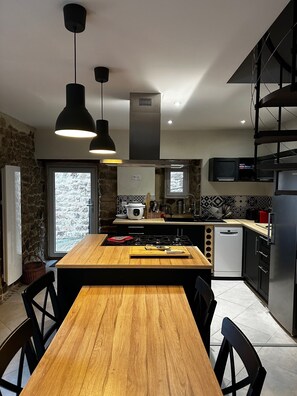 Private kitchen - L'Adret Étoilé - A haven of peace in the Ardèche, between nature and old-world charm (Chalencon)