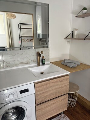 Séchoir à cheveux, serviettes fournies, savon, papier de toilette