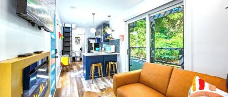 Smart-tv, pejs, bøger, stereoanlæg