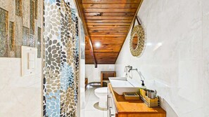 Dusche, Haartrockner, Handtücher, Shampoo