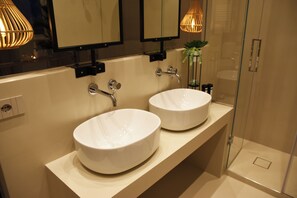 Dobbeltrom – deluxe, privat bad, sjøutsikt | Bad | Toalettartikler (inkludert), hårføner, badekåper og tøfler