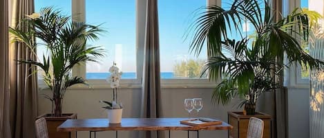 Deluxe tweepersoonskamer, privébadkamer, uitzicht op zee | Uitzicht op strand/zee