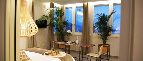 Habitación doble Deluxe, baño privado, vista al mar | Caja de seguridad en la habitación y cortinas blackout