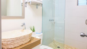 シャワー、ヘアドライヤー、タオル、石鹸