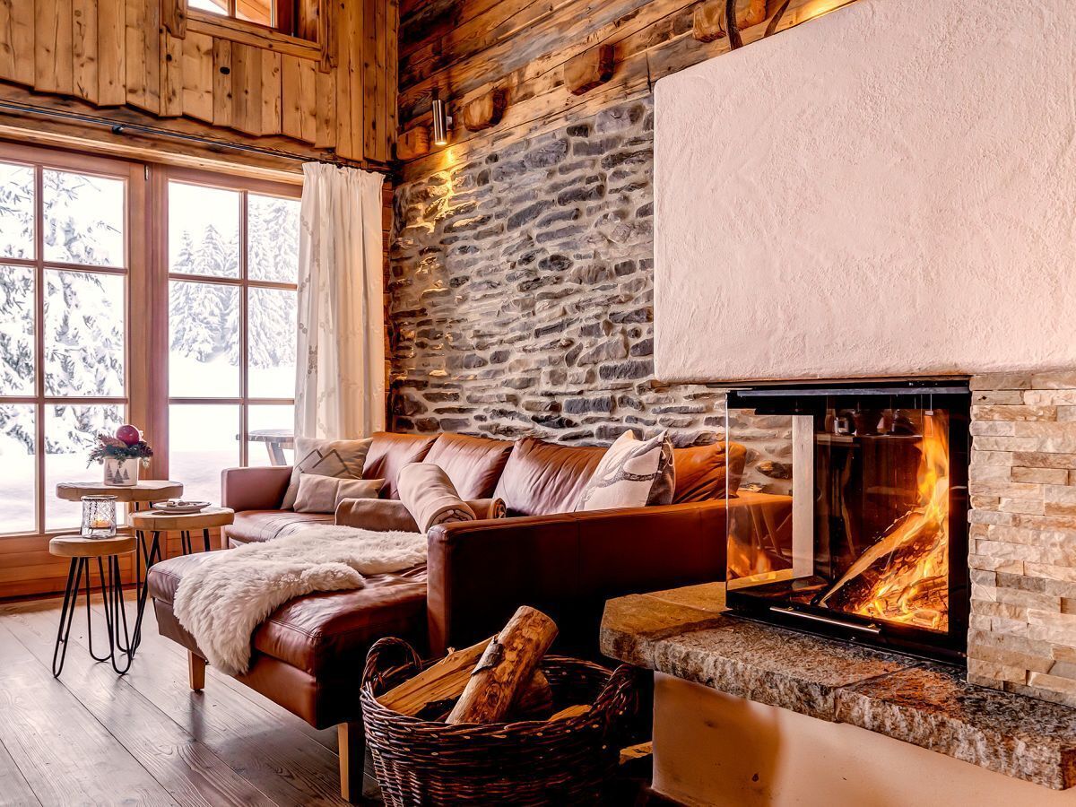 Alpehytte – comfort | Oppholdsområde | Flatskjerm-TV og peis