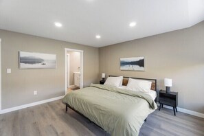 3 slaapkamers, een strijkplank/strijkijzer, wifi, beddengoed