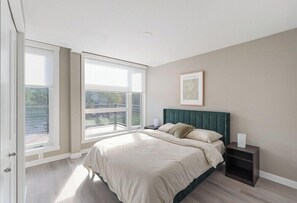 Tabla de planchar con plancha, wifi, ropa de cama