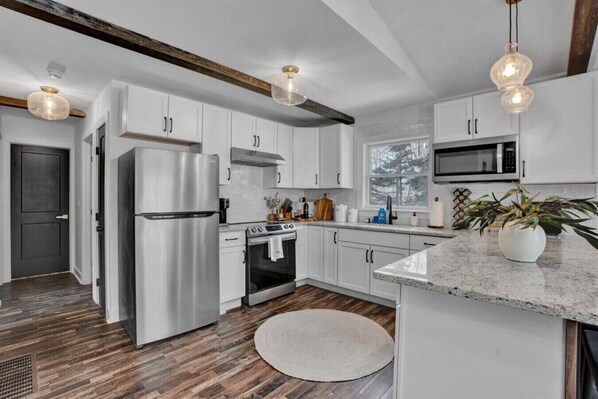 ثلاجة، ميكروويف، فرن، موقد طهي مسطح