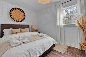 Desk, WiFi, bed sheets