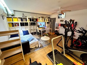 5 bedrooms, iron/ironing board, WiFi, bed sheets