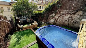 A backyard with a swimming pool, a small lawn, and a wooden deck. - HOUSE IN MASNOU NEXT TO BEACH AND TRAIN (El Masnou)