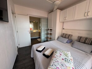 5 bedrooms, iron/ironing board, WiFi, bed sheets