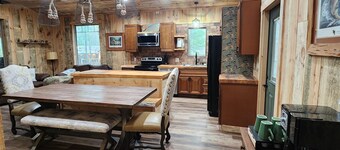 Rustic Comfort Cabins-Anglers Basin with Hot Tub