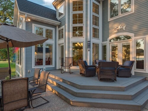 Family lake retreat w/ hot tub! Amazing sunsets!