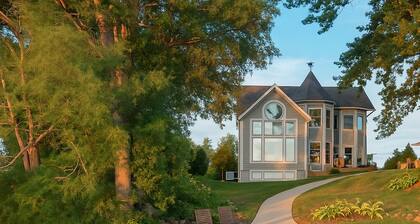 Family lake retreat w/ hot tub! Amazing sunsets!