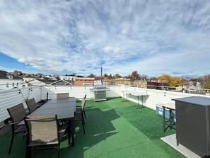 Outdoor dining - Amazing Rooftop Views of NYC & FREE Parking (Jersey City)