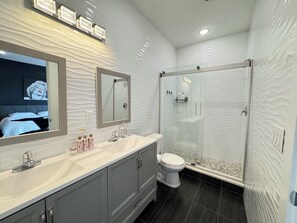 Shower, hair dryer, towels, soap - Amazing Rooftop Views of NYC & FREE Parking (Jersey City)