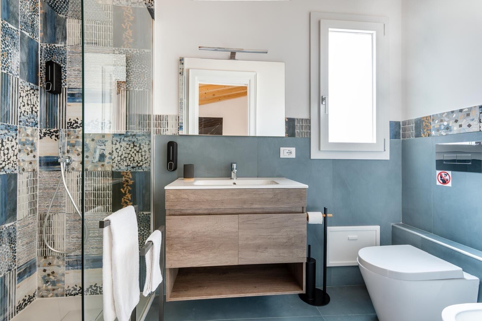 Doccia, vasca idromassaggio, asciugacapelli, bidet