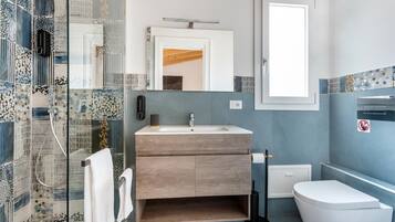 Doccia, vasca idromassaggio, asciugacapelli, bidet