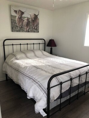 2 bedrooms, travel cot, free WiFi, bed sheets