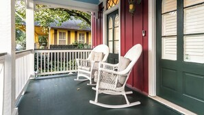 A porch with two rocking chairs and a green door. - Charming 3-bedroom cottage in Oakleigh Historical District in downtown Mobile (Mobile)