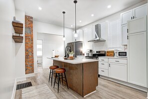 Coffee/tea maker, fridge, microwave, oven - Stylish 3BR. 5 Min to Downtown. Garage+Fenced Yard (Indianapolis)