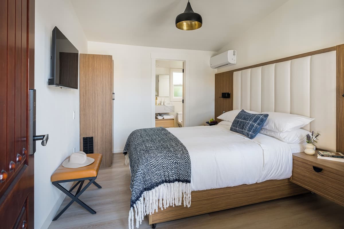 1 Schlafzimmer, Zimmersafe, Schreibtisch, laptopgeeigneter Arbeitsplatz