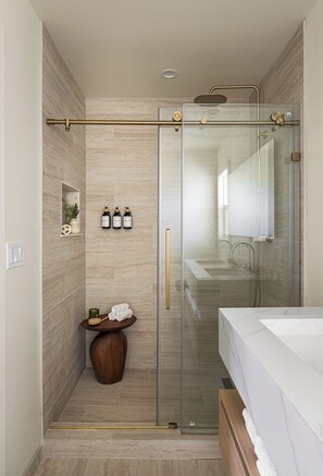 Shower, hair dryer, slippers, towels - Casia Inn (Sonoma)