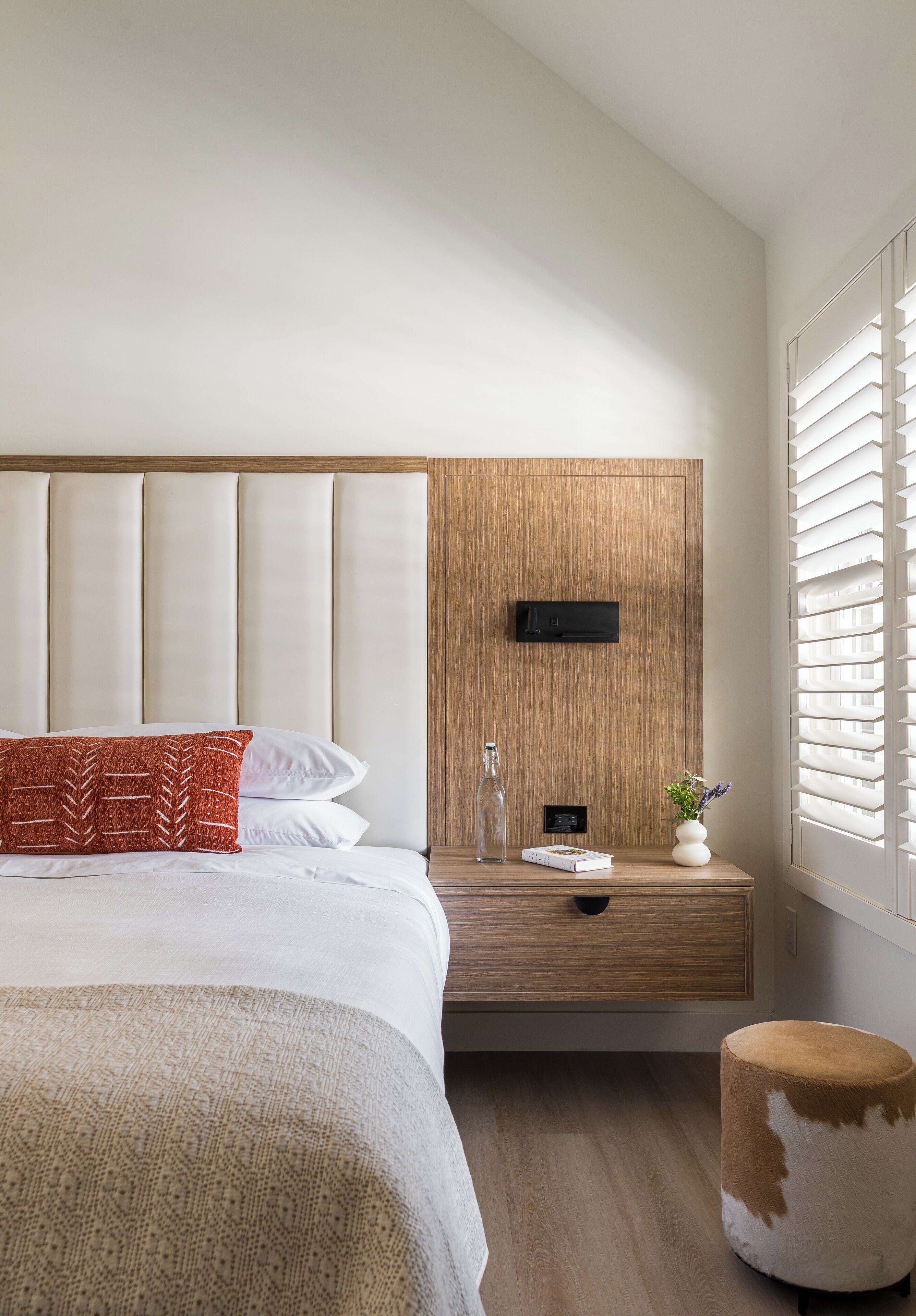 Quarto standard, vista para o jardim | Cofres nos quartos, escrivaninha, espaço de trabalho para notebook