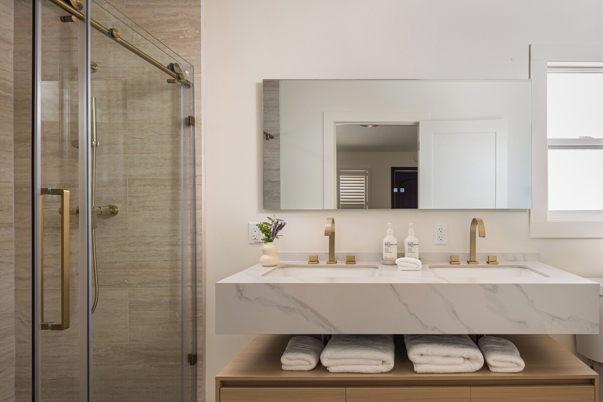 Badezimmer | Dusche, Haartrockner, Hausschuhe, Handtücher